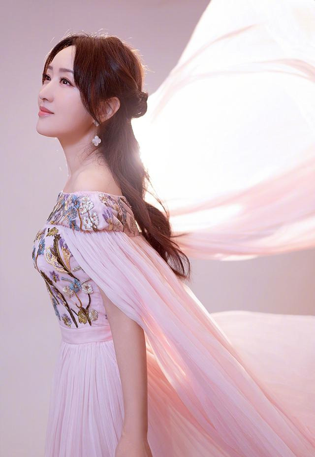 "不老女神"杨钰莹穿碎花裙拍照,无意露出千万豪宅!生活惬意