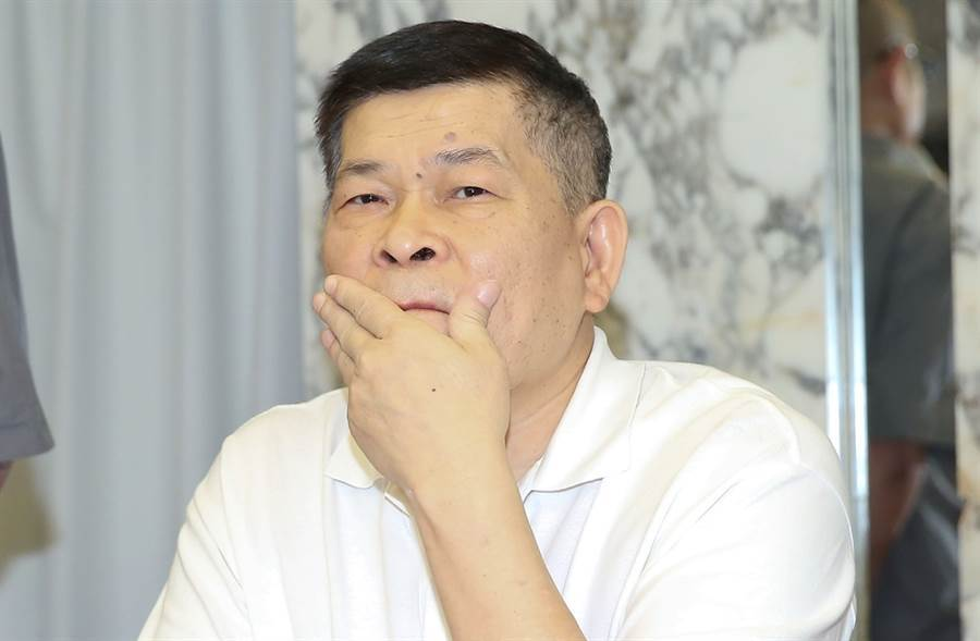 澎恰恰|台媒曝艺人澎恰恰被8辆警车包围当场带走，目击者还原现场