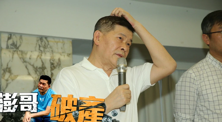 澎恰恰|台媒曝艺人澎恰恰被8辆警车包围当场带走，目击者还原现场