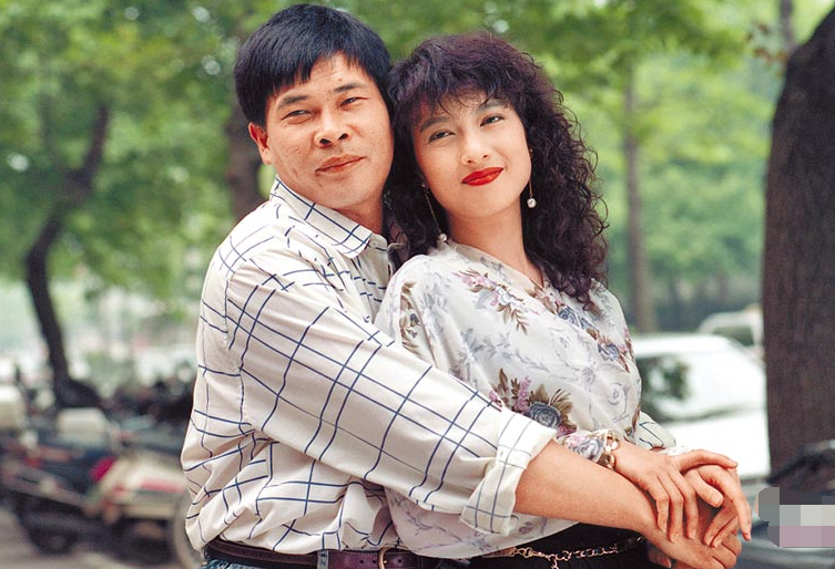 澎恰恰|台媒曝艺人澎恰恰被8辆警车包围当场带走，目击者还原现场