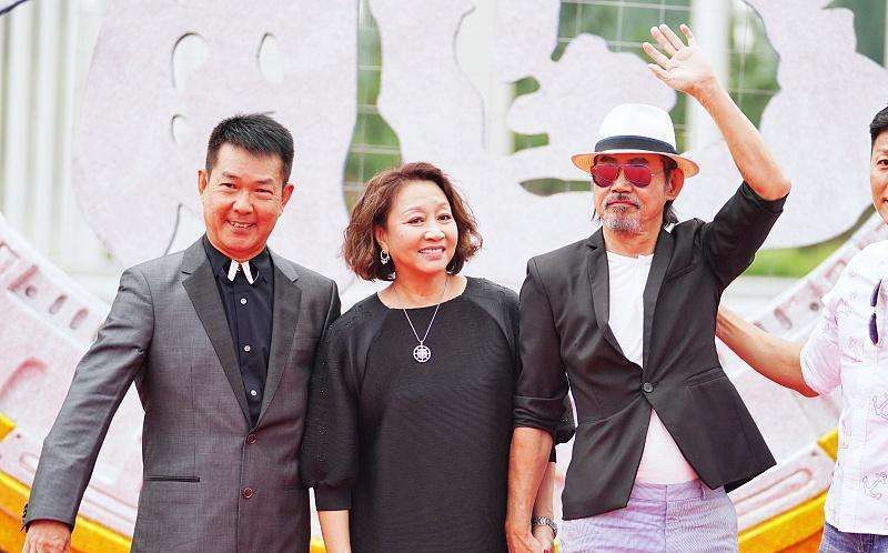 《古惑仔》三大男主拍戏惹回忆,元秋元华做陪衬,坐椅子上显霸气