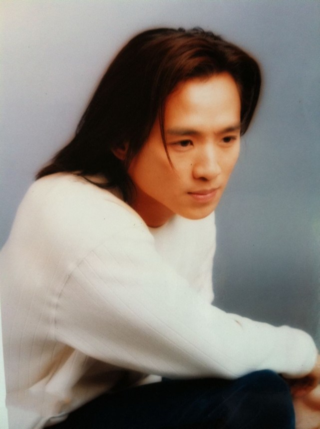 《古惑仔》三大男主拍戏惹回忆,元秋元华做陪衬,坐椅子上显霸气