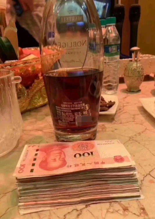 当我倒垃圾无意发现证据时我是不是该磨刀霍霍了哈哈哈哈哈