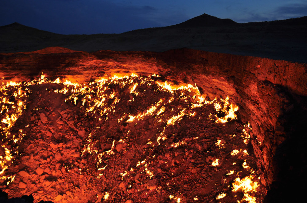 科学家|1971年，莽撞的科学家在沙漠里点的一把火，如今已成一处奇观