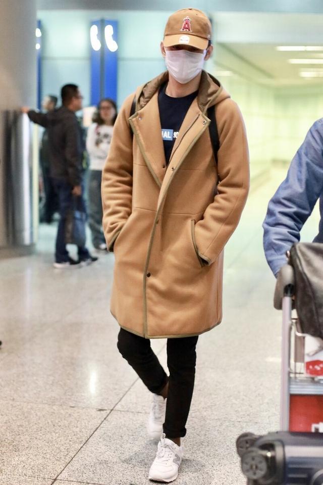 王凯最新大衣造型,牛仔大衣搭修身裤清新减龄,瘦细长腿成吸睛点