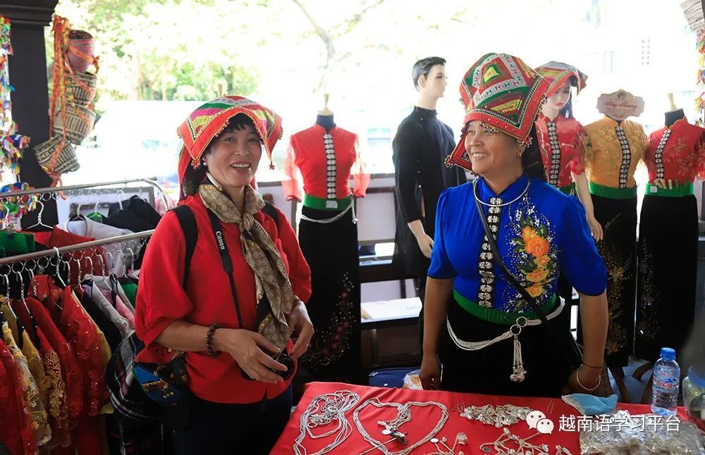 越南西北地區特產展會,在河內還劍湖郡熱鬧舉行,吸引眾多市民參觀