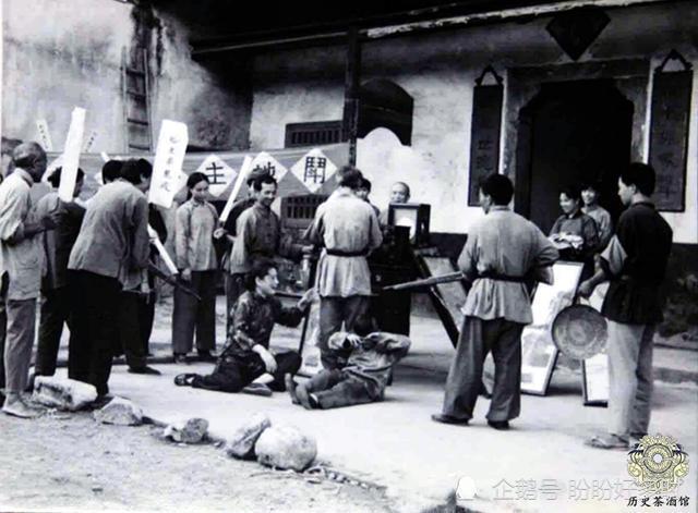 50年代初批斗地主老照片:图3地主跪在台上,图7地主老婆坐地撒泼_腾讯