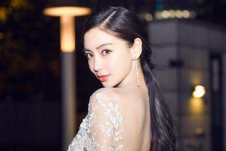 angelababy|baby老照片流出，被日本男性用酒瓶怼脸还笑，十分辛酸
