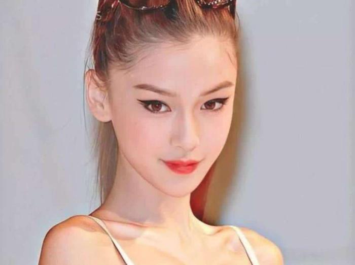 angelababy|baby老照片流出，被日本男性用酒瓶怼脸还笑，十分辛酸