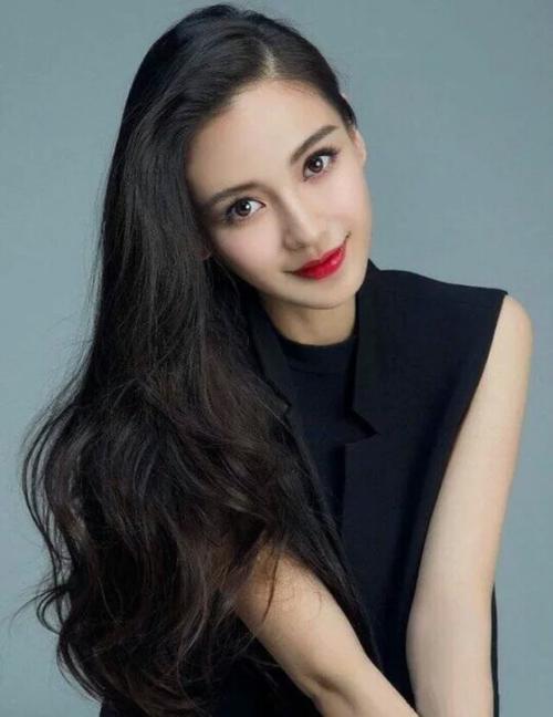 angelababy|baby老照片流出，被日本男性用酒瓶怼脸还笑，十分辛酸