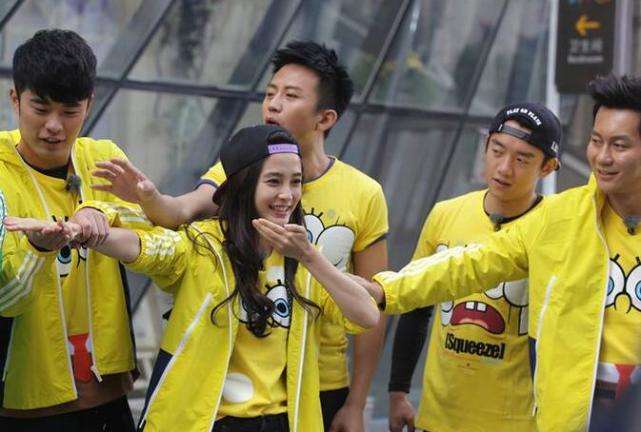 angelababy|baby老照片流出，被日本男性用酒瓶怼脸还笑，十分辛酸