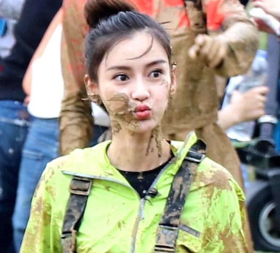 angelababy|baby老照片流出，被日本男性用酒瓶怼脸还笑，十分辛酸