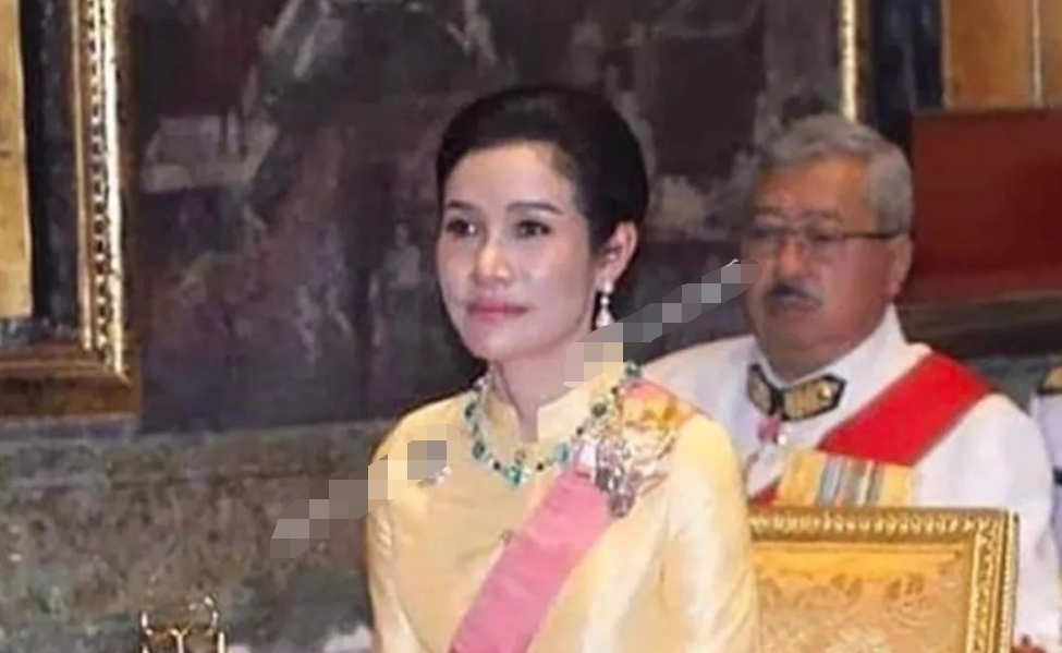 诗妮娜贵妃|诗妮娜贵妃又被边缘化！戴着名贵奢华的珠宝，却眼神空洞面容憔悴