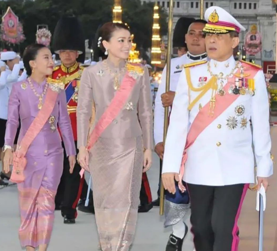 诗妮娜贵妃|诗妮娜贵妃又被边缘化！戴着名贵奢华的珠宝，却眼神空洞面容憔悴