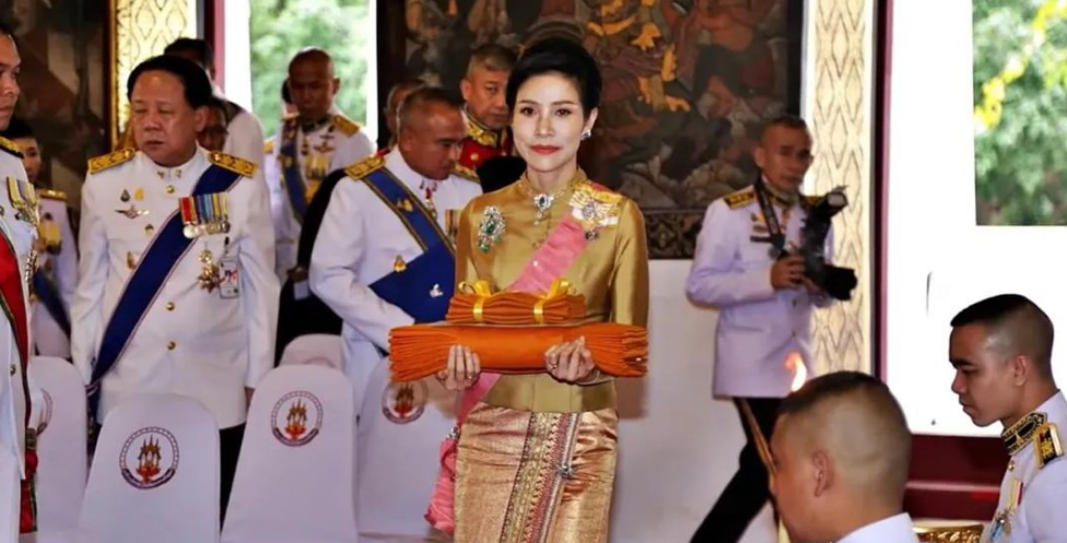 诗妮娜贵妃|诗妮娜贵妃又被边缘化！戴着名贵奢华的珠宝，却眼神空洞面容憔悴