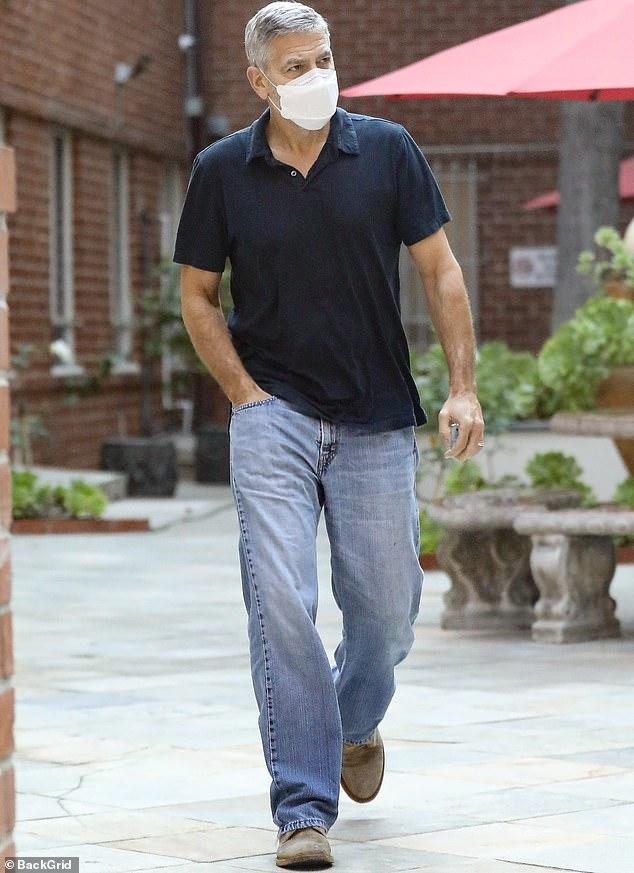 59岁乔治克鲁尼低调出街头发花白皱纹明显却魅力不减肌肉线条明显