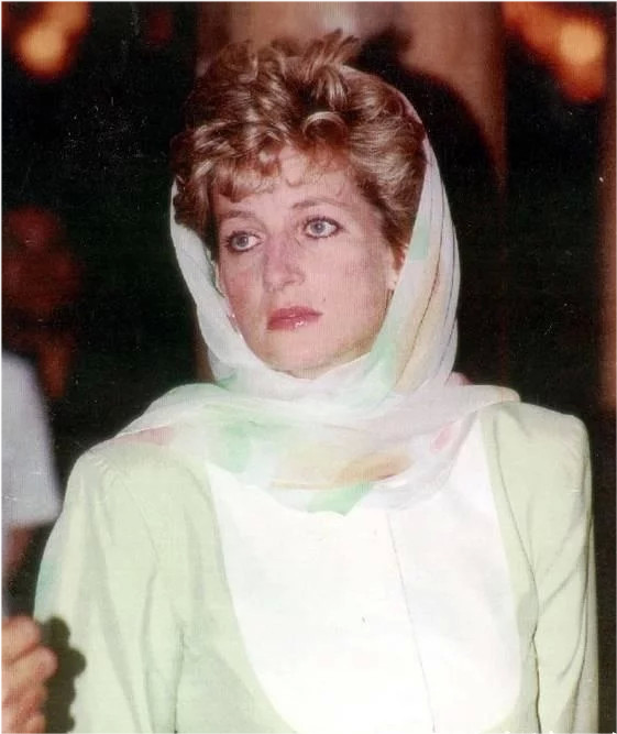 27岁的戴安娜对泰王行屈膝礼,国王目光慈爱,诗丽吉王后黯然失色_腾讯