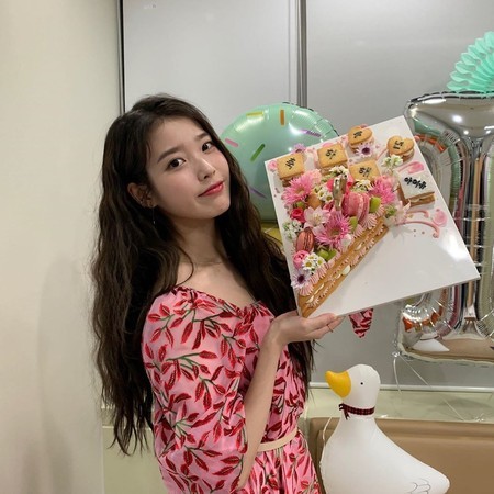 李知恩|IU拍杂志“腿细长又美”秘诀藏在这！拉近见爆筋笑曝：努力工作的脚尖