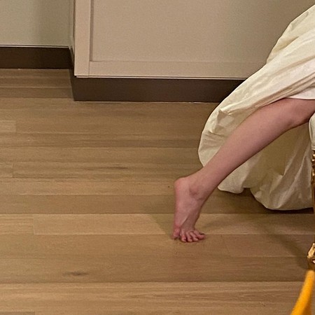 李知恩|IU拍杂志“腿细长又美”秘诀藏在这！拉近见爆筋笑曝：努力工作的脚尖