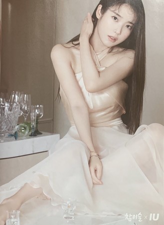 李知恩|IU拍杂志“腿细长又美”秘诀藏在这！拉近见爆筋笑曝：努力工作的脚尖