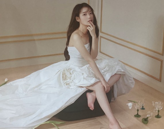 李知恩|IU拍杂志“腿细长又美”秘诀藏在这！拉近见爆筋笑曝：努力工作的脚尖
