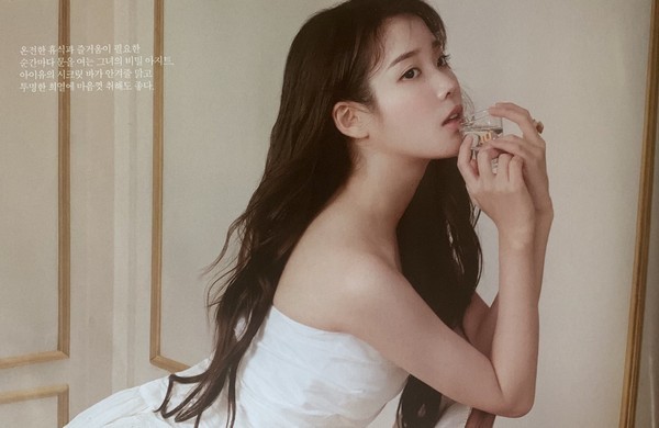 李知恩|IU拍杂志“腿细长又美”秘诀藏在这！拉近见爆筋笑曝：努力工作的脚尖