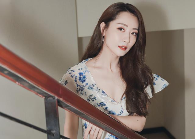 白冰|白冰揭开大牌咖位鄙视链，扯下了明星光鲜亮丽的遮羞布