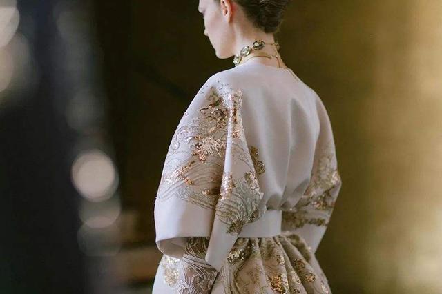 白冰|白冰揭开大牌咖位鄙视链，扯下了明星光鲜亮丽的遮羞布