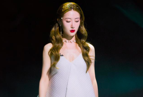 白冰|白冰揭开大牌咖位鄙视链，扯下了明星光鲜亮丽的遮羞布