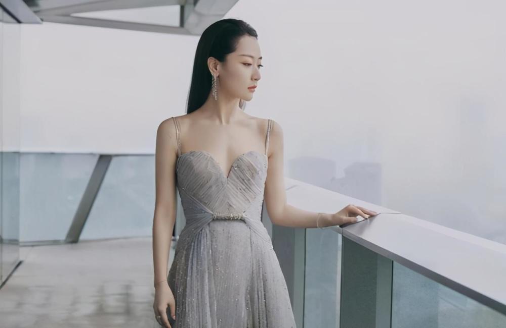 白冰|白冰揭开大牌咖位鄙视链，扯下了明星光鲜亮丽的遮羞布