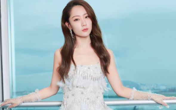 白冰|白冰揭开大牌咖位鄙视链，扯下了明星光鲜亮丽的遮羞布