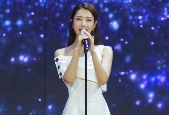 白冰|白冰揭开大牌咖位鄙视链，扯下了明星光鲜亮丽的遮羞布