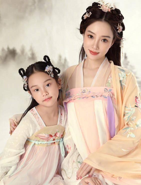 甜馨|甜馨生日，李小璐贾乃亮撞文案？网友：真有默契啊！