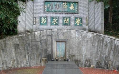 这个人就是李开明, 2006年的时候他无意路过杜月笙墓地时发现他的墓地