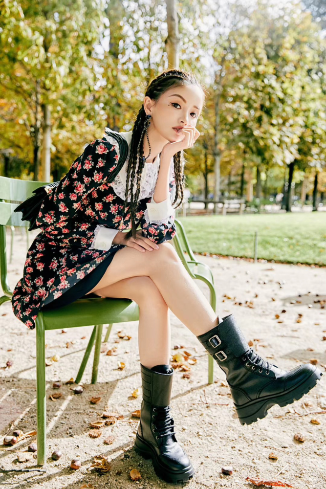 林小宅也太甜了吧,穿红色外套配格纹裙,简直是直男的梦中情人