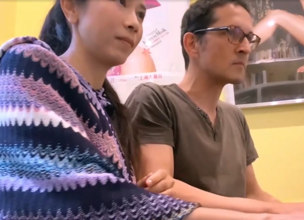 莫文蔚|50岁莫文蔚晒夫妻合照示爱老公，当仨娃后妈9年了，纯素颜变老明显