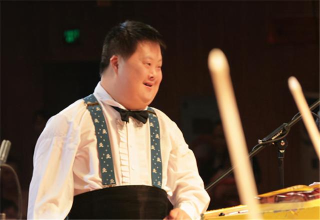 那位天才指挥家舟舟现在过得还好吗