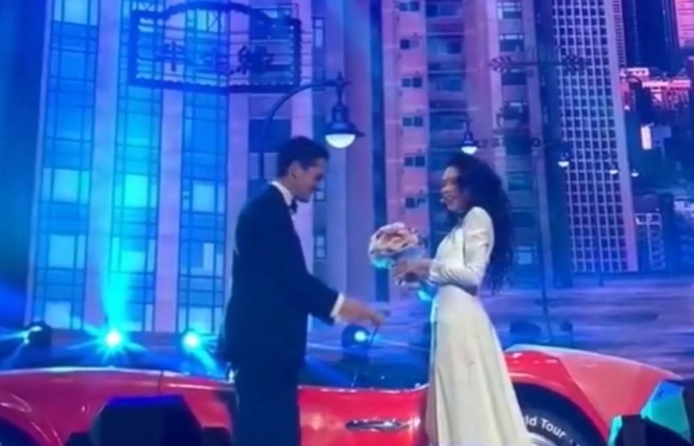 莫文蔚|50岁莫文蔚晒夫妻合照示爱老公，当仨娃后妈9年了，纯素颜变老明显