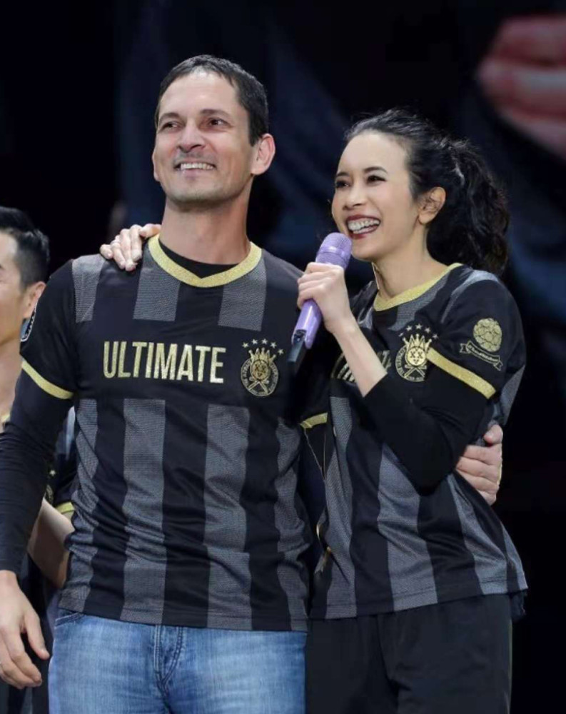 莫文蔚|50岁莫文蔚晒夫妻合照示爱老公，当仨娃后妈9年了，纯素颜变老明显