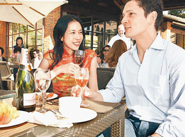 莫文蔚|50岁莫文蔚晒夫妻合照示爱老公，当仨娃后妈9年了，纯素颜变老明显