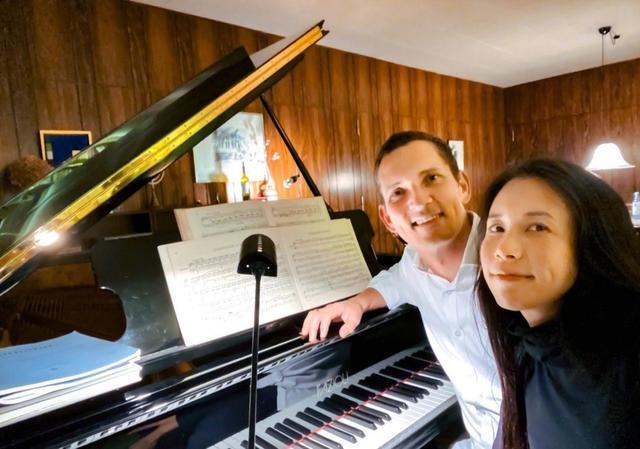 莫文蔚|50岁莫文蔚晒夫妻合照示爱老公，当仨娃后妈9年了，纯素颜变老明显