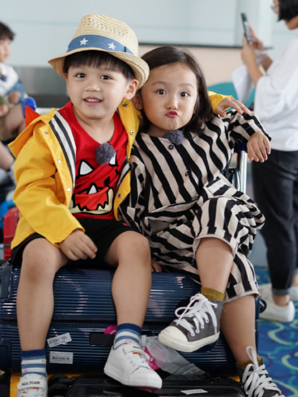 张歆艺"儿子"悄悄长大,浓眉大眼五官精致,衣着时尚成翻版鹿晗!