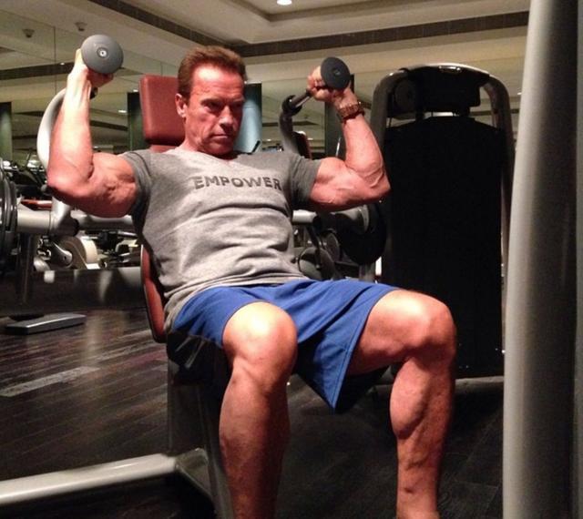 施瓦辛格三做心脏手术,73岁还一身肌肉,网友:终结者换个电池_腾讯新闻