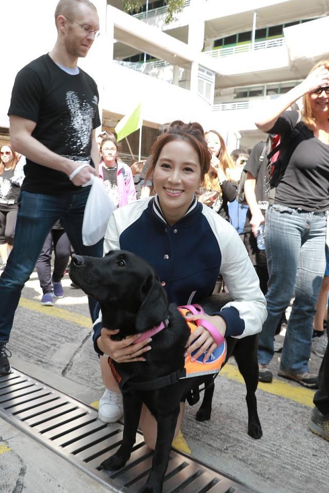 "千亿媳妇"徐子淇状态好,学生妹打扮显清纯,网友:嫁了好老公