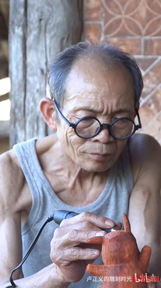 bilibili|木头雕动漫，讲逃婚故事……银发网红出圈，幕后谁做“军师”？