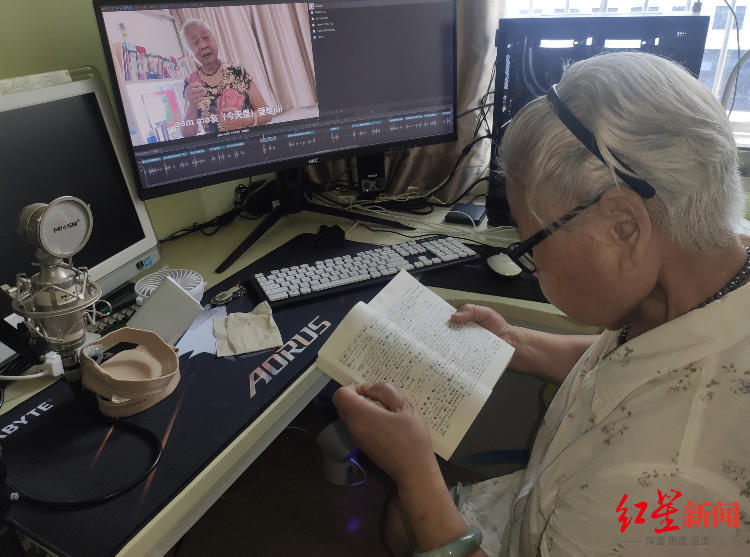 bilibili|木头雕动漫，讲逃婚故事……银发网红出圈，幕后谁做“军师”？