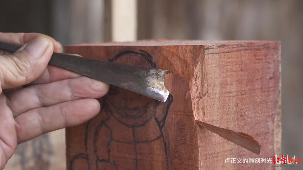 bilibili|木头雕动漫，讲逃婚故事……银发网红出圈，幕后谁做“军师”？