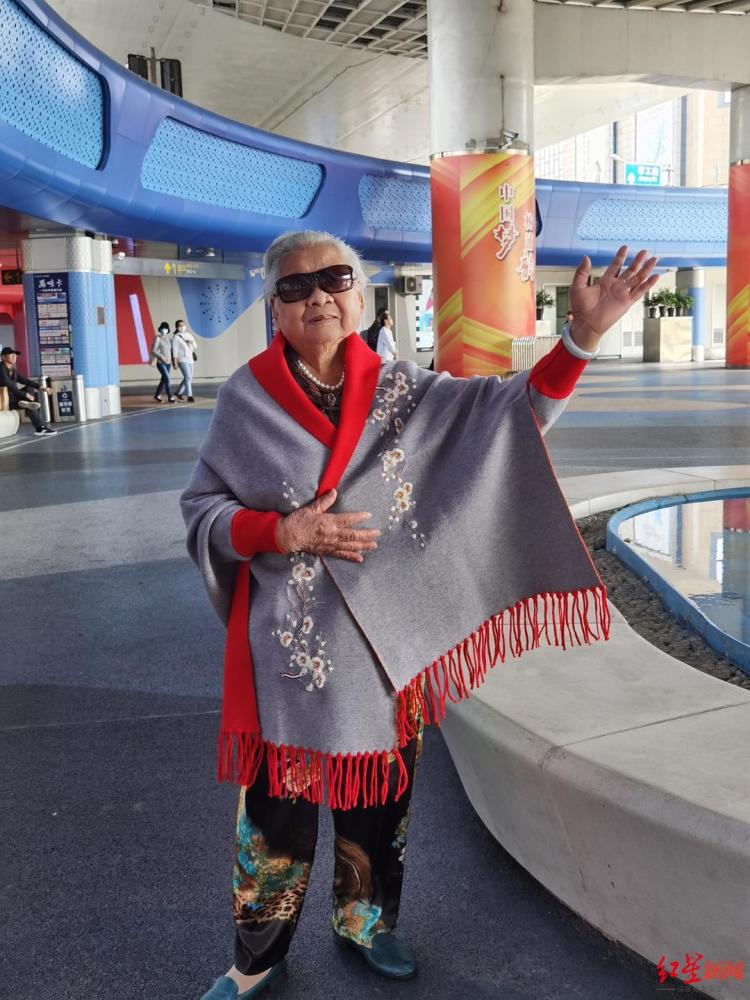 bilibili|木头雕动漫，讲逃婚故事……银发网红出圈，幕后谁做“军师”？