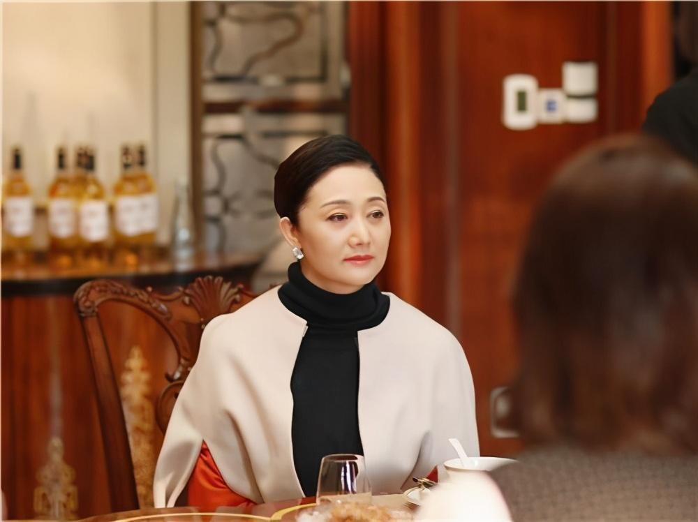 54岁令妃娟子风韵不减大衣搭围巾温柔大气照穿时髦优雅