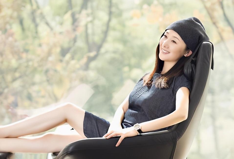 54岁令妃娟子风韵不减大衣搭围巾温柔大气照穿时髦优雅